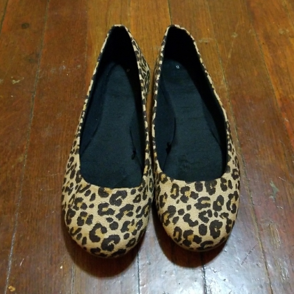 Trendy cheetah print flats